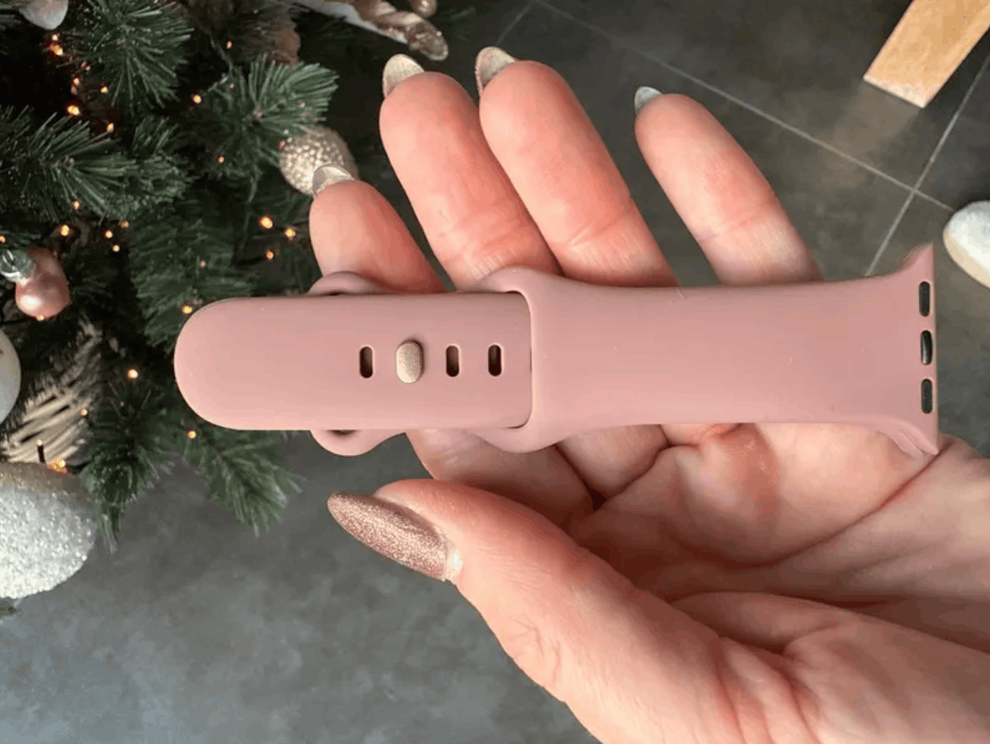 Ремешок для Apple Watch. Ремешок отдаленно напоминает оригинальное решение Apple. Фото.