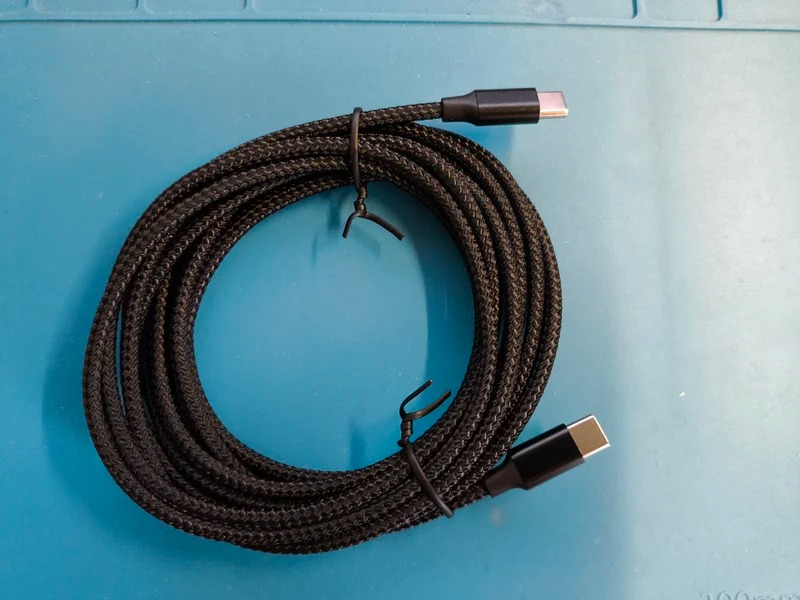 Провод для зарядки iPhone. Можно выбрать кабель длиной до 10 метров. Фото.