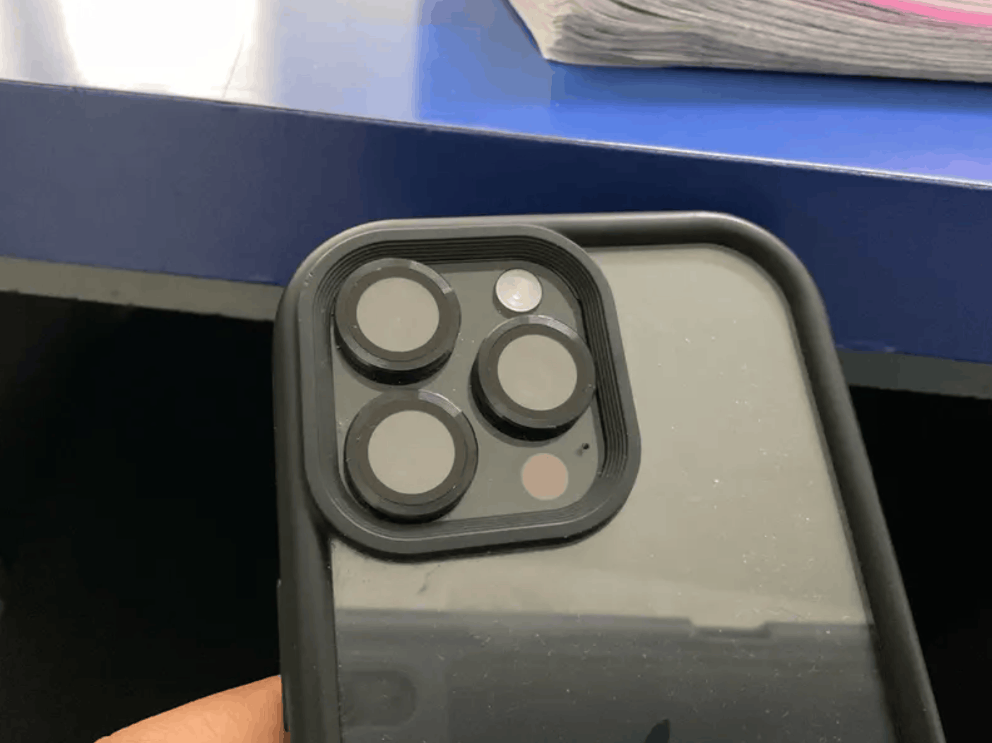 Защита на камеру айфона. Камеру iPhone тоже стоит защитить. Фото.