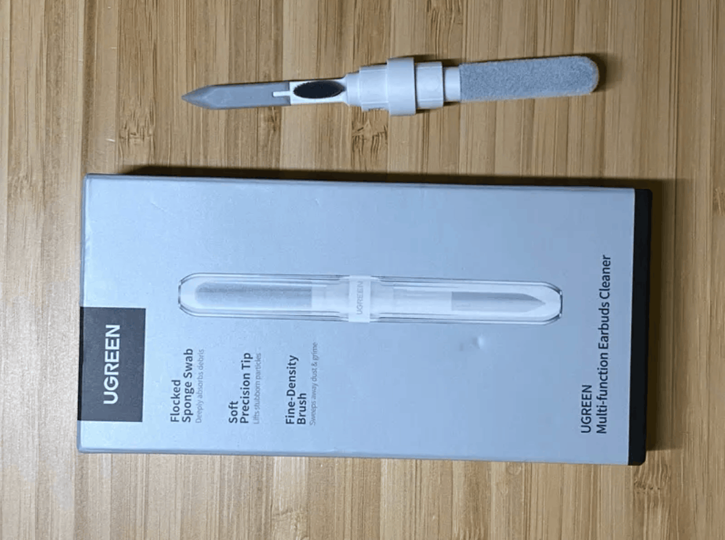 Набор для чистки наушников. Такой набор поможет легко привести наушники в порядок. Фото.