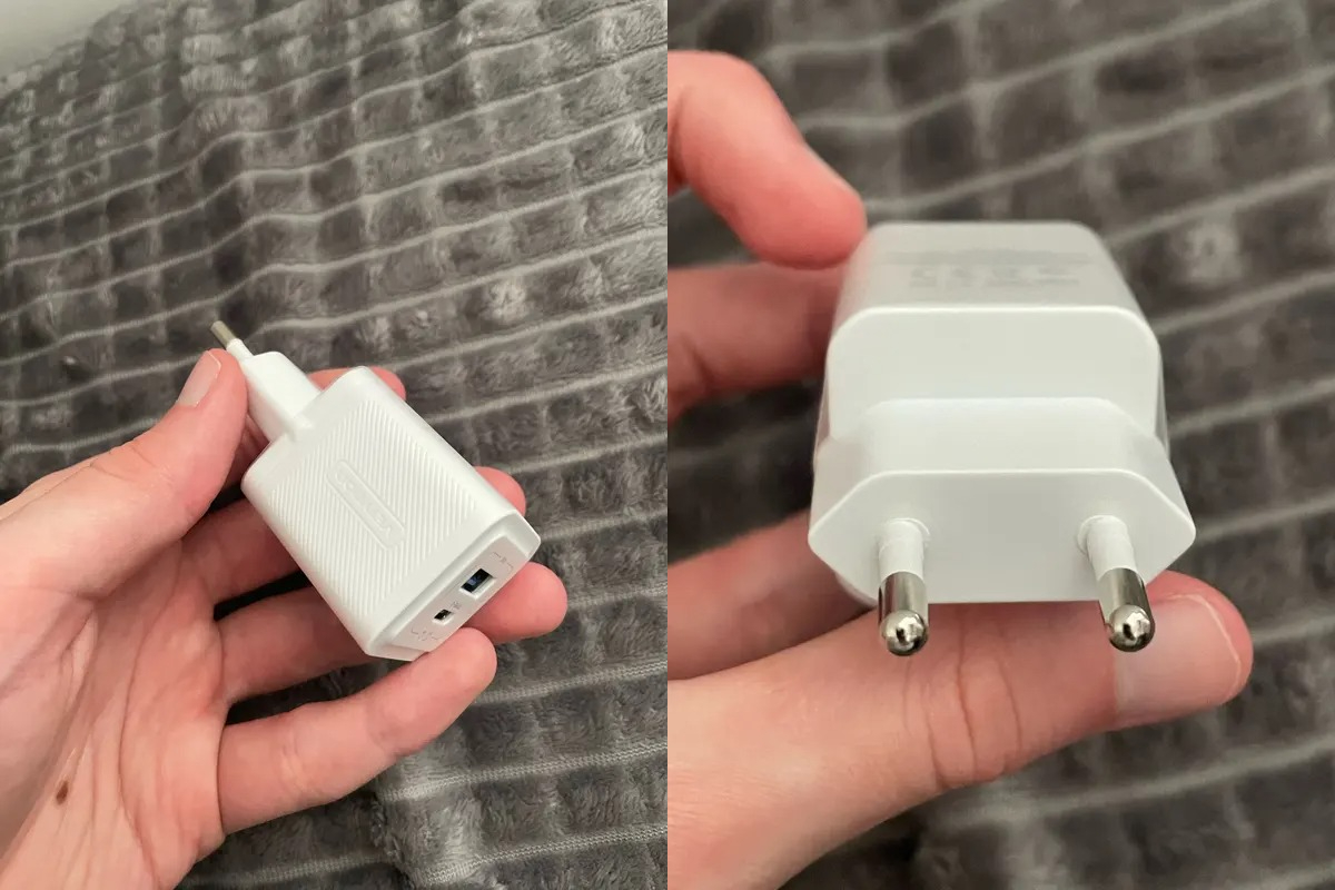 Зарядка для айфона. Компактный блок питания с двумя портами. Фото.