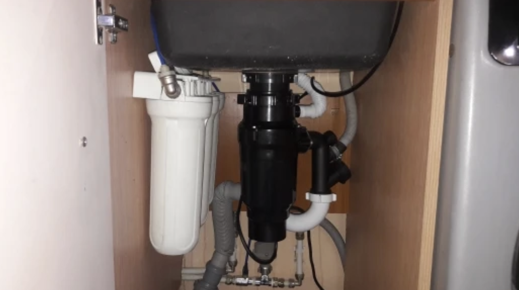 Кухонный измельчитель отходов. Измельчитель значительно сократит вероятность засора. Фото.