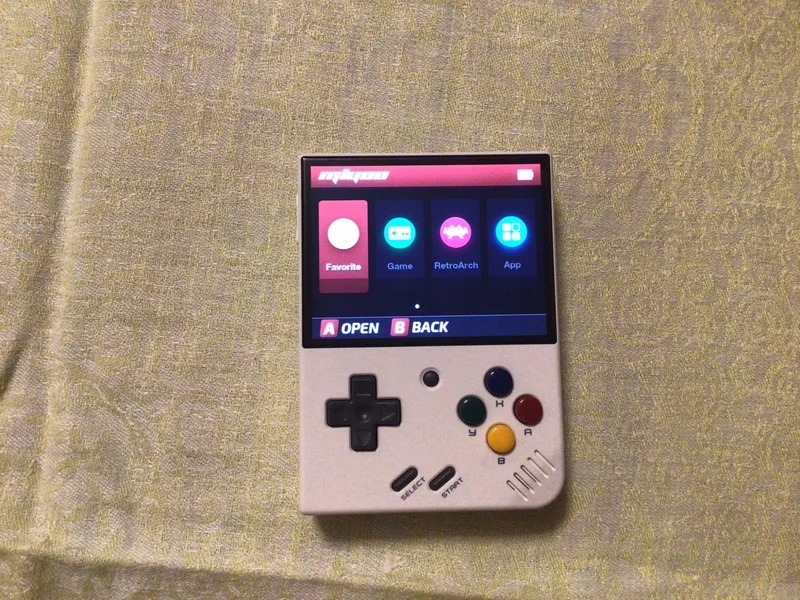 Игровая ретро-консоль. Отличный вариант расслабиться в свободное время. Фото.