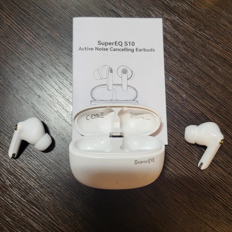 Недорогие беспроводные наушники. Издалека наушники напоминают AirPods Pro. Фото.
