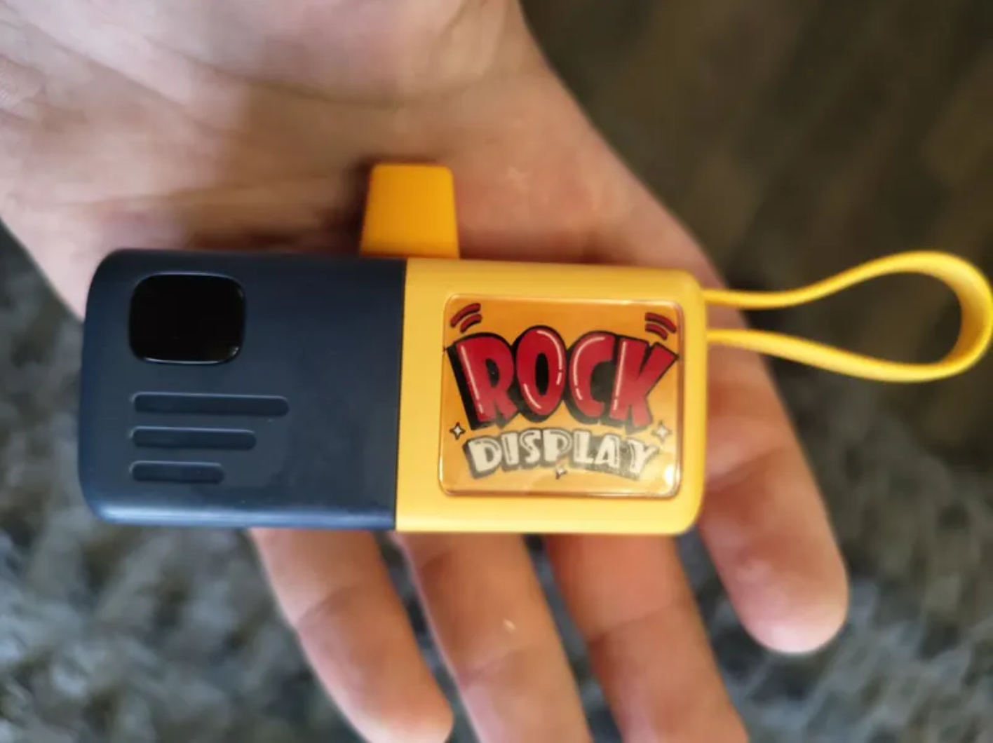 Компактный внешний аккумулятор. Такой аккумулятор легко можно взять с собой. Фото.