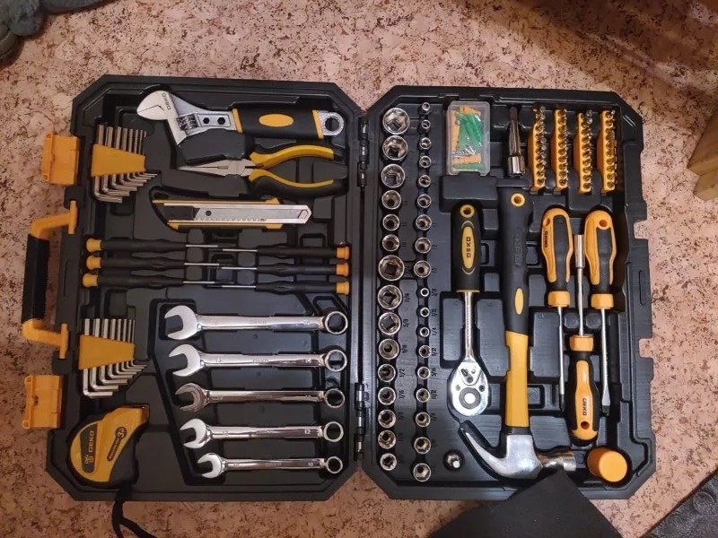 Набор инструментов. Инструменты идут в аккуратном кейсе. Фото.