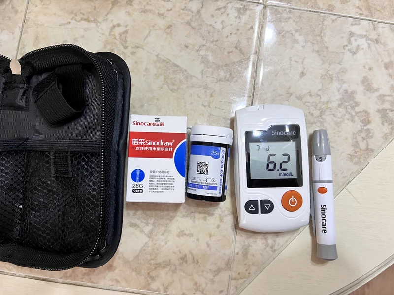 Сахар в крови глюкометром. В комплекте идет все необходимое. Фото.