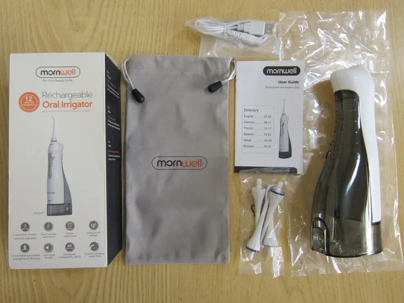 Ирригатор для полости рта. В комплекте с ирригатором идет несколько насадок. Фото.