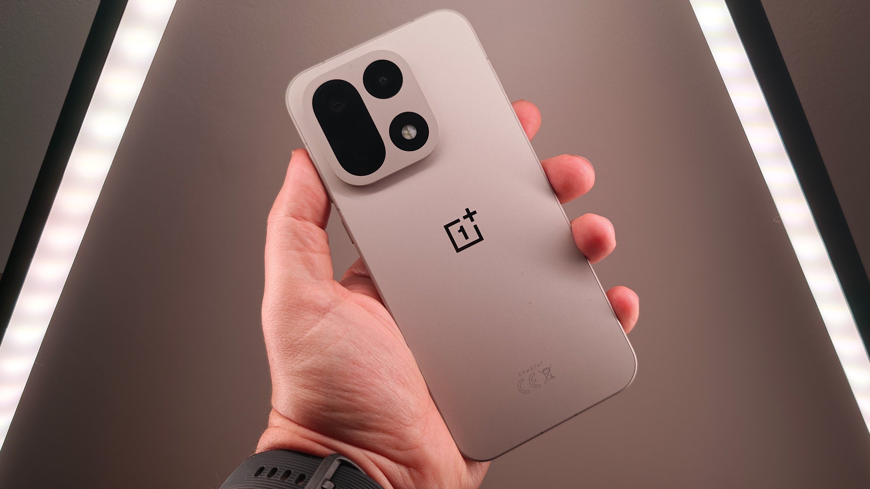 Характеристики OnePlus 15. В песочном цвете выглядит смартфон топ. Изображение: techadvisor.com. Фото.