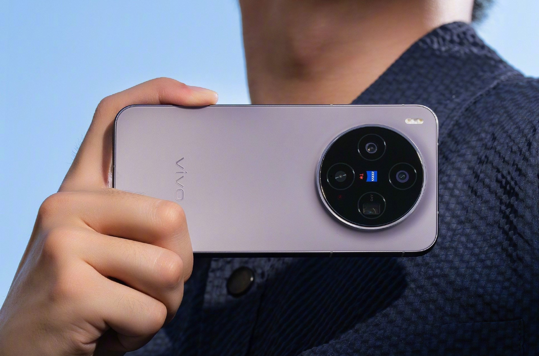 Камера в vivo X300 Pro. Блок камер у смартфона огромный. Изображение: theverge.com. Фото.