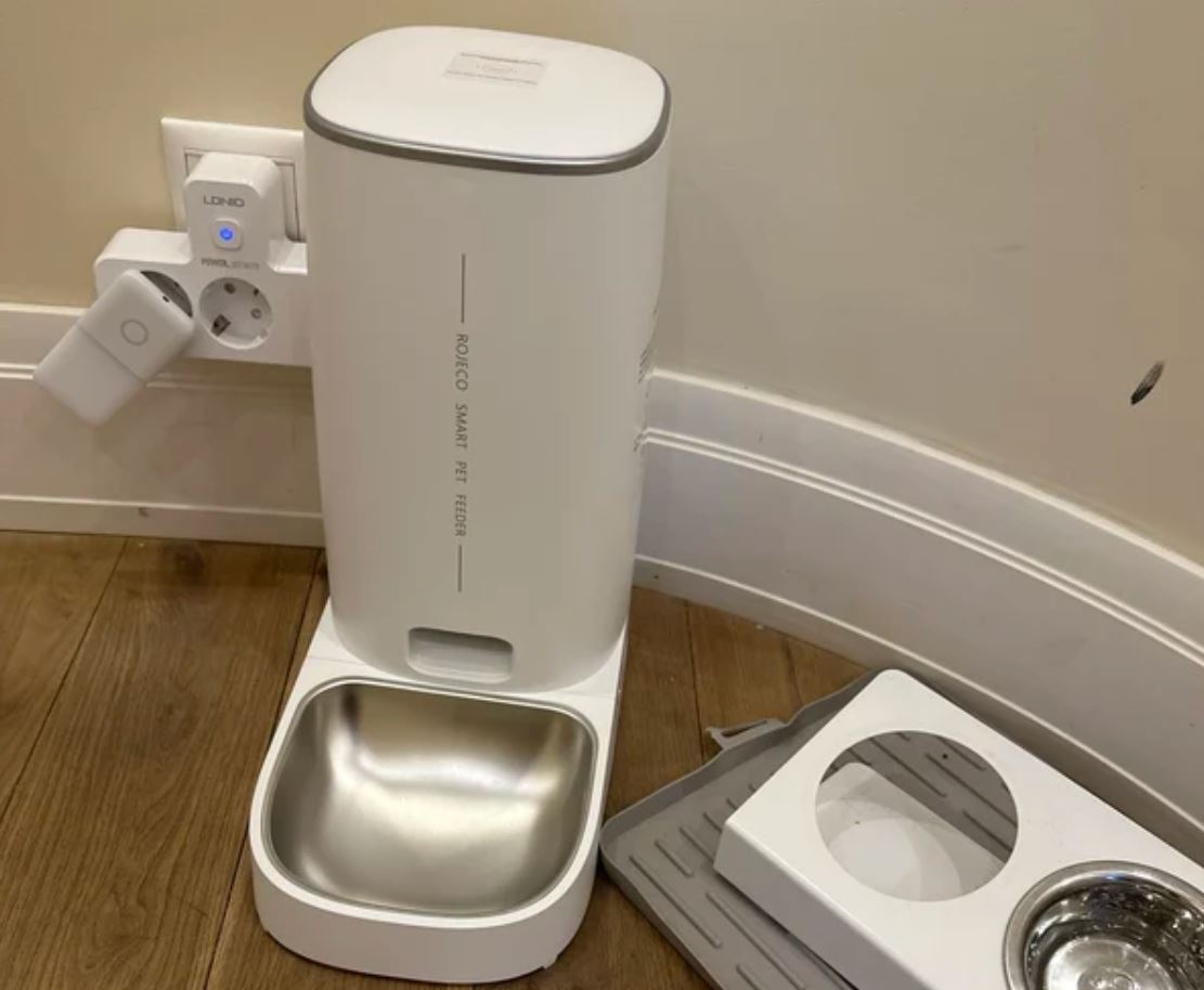 Автоматическая кормушка для животных. Кормушка — идеальная находка для тех, кто часто отсутствует дома. Фото.