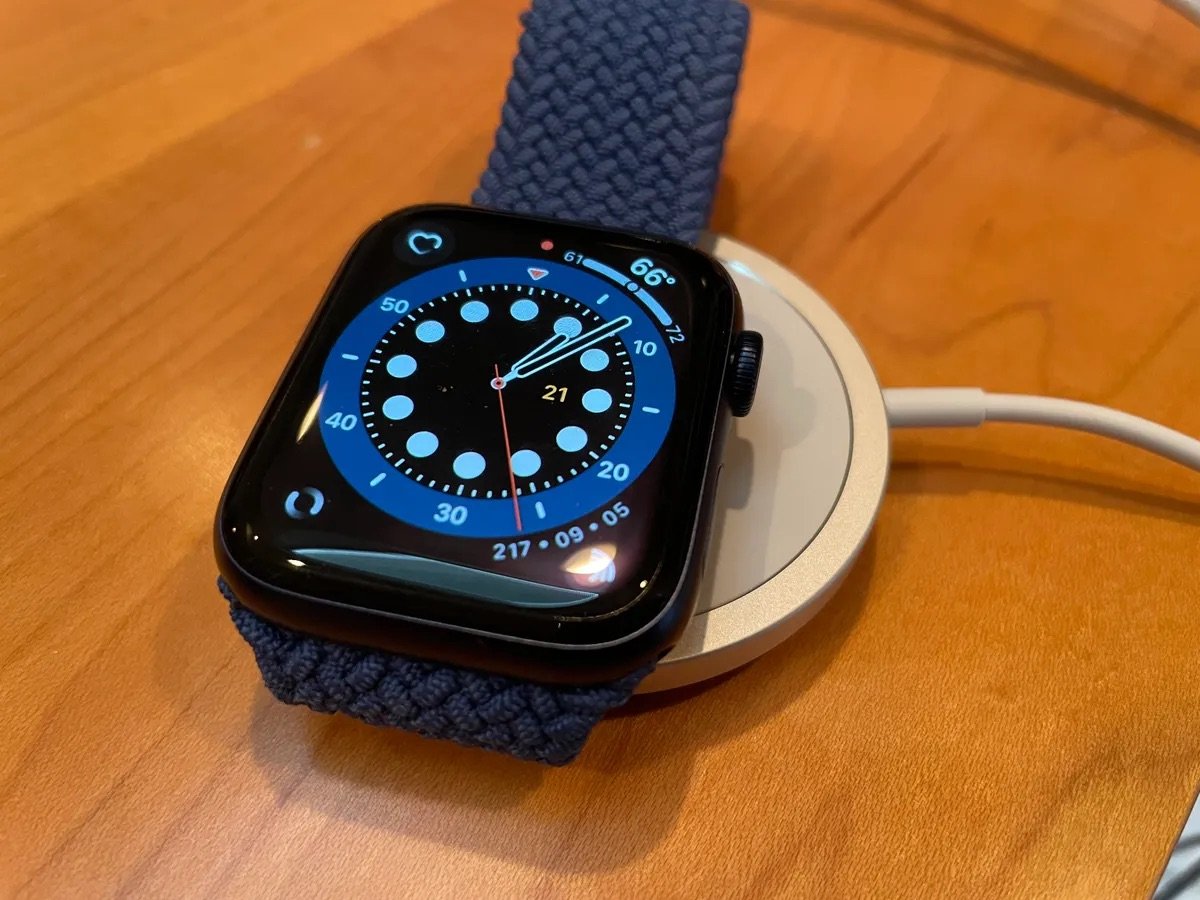 Почему Apple Watch не заряжаются от беспроводной зарядки для iPhone. Нет, такой способ точно не сработает. Изображение: CNET. Фото.