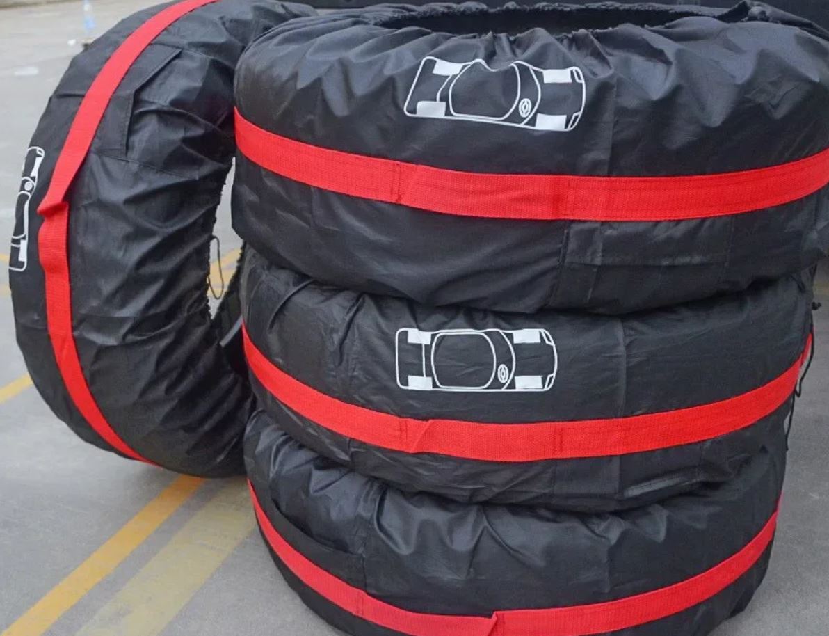 Чехлы для колес. Хранить шины удобнее в прочных пакетах. Фото.