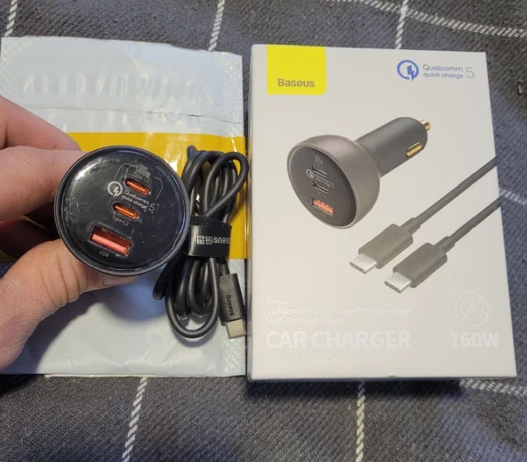 Зарядка для телефона в прикуриватель. Надежная зарядка в прикуриватель никогда не будет лишней. Фото.