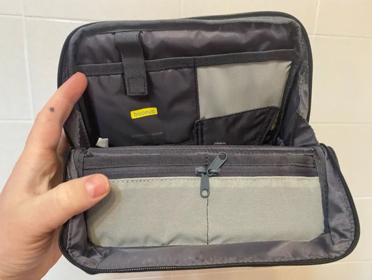 Сумка для телефона и гаджетов. В сумку поместится всё — даже небольшой планшет! Фото.