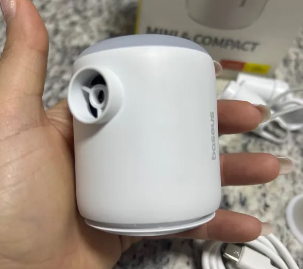 Компактный беспроводной насос. Насос Baseus легко накачает матрас или надувной круг. Фото.