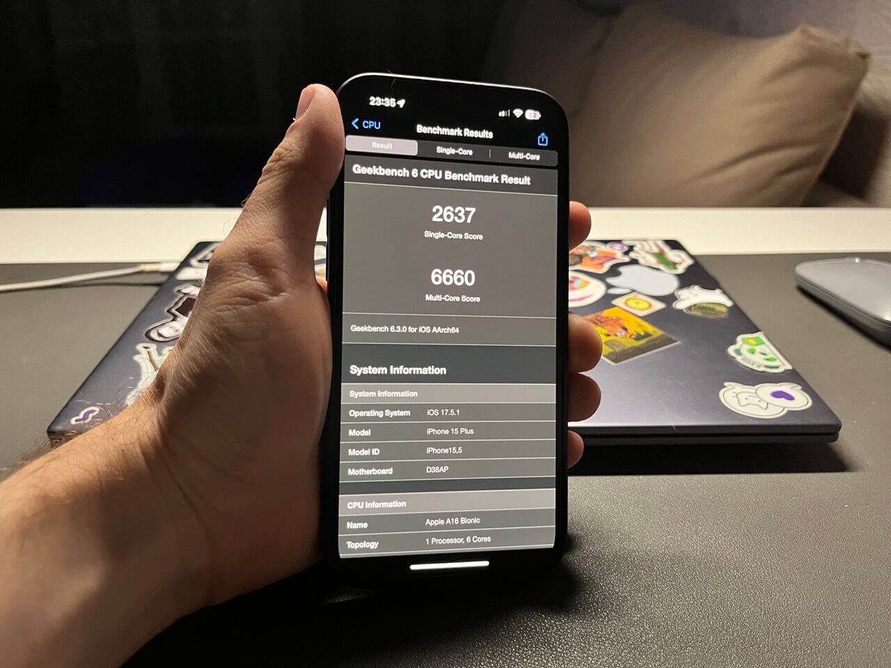 Смартфон с мощным процессором. iPhone 15 пока показывает неплохую производительность. Но его время потихоньку уходит. Фото.