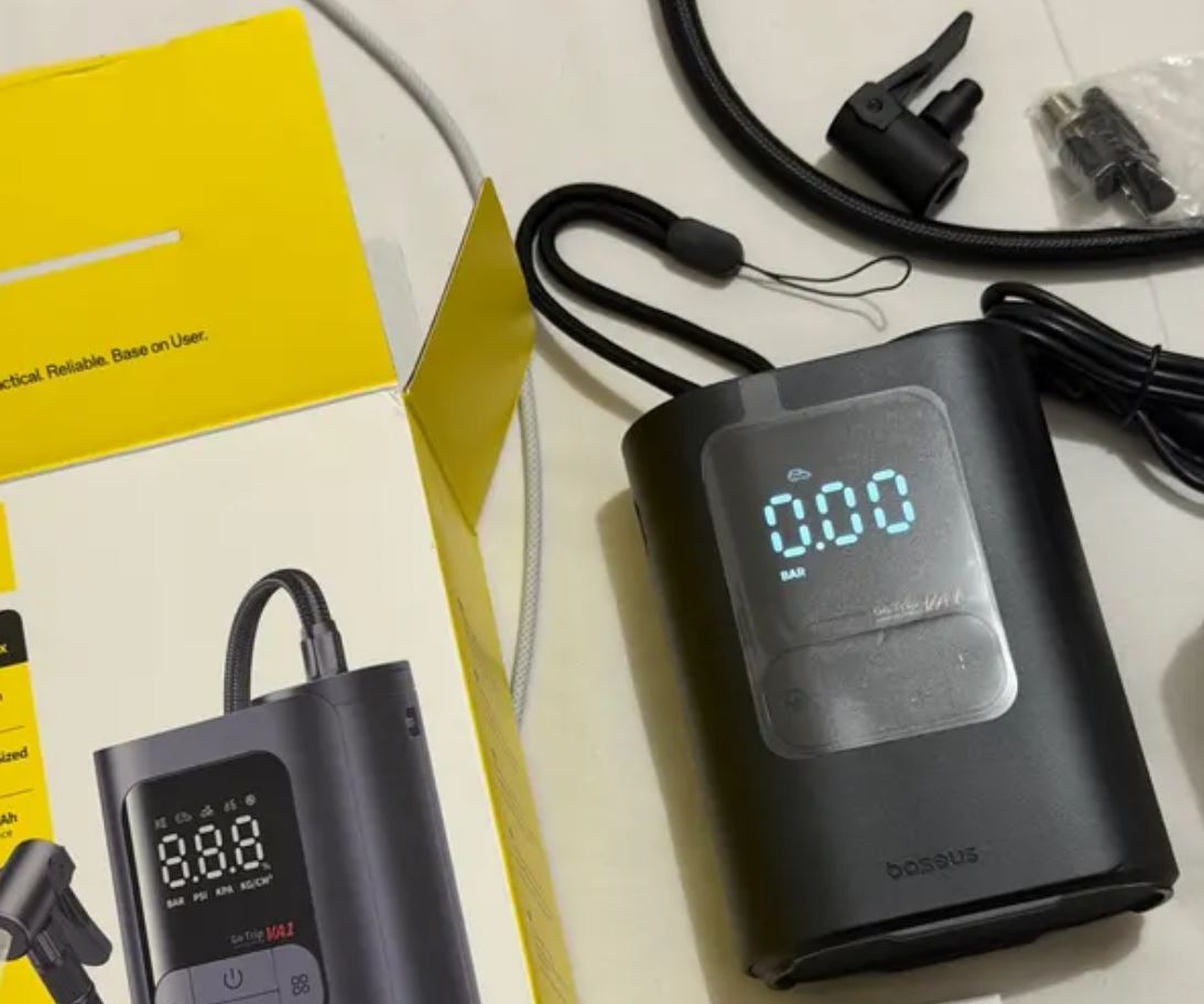 Компактный автомобильный компрессор Baseus. Компрессор размером с повербанк — о таком мечтает каждый. Фото.