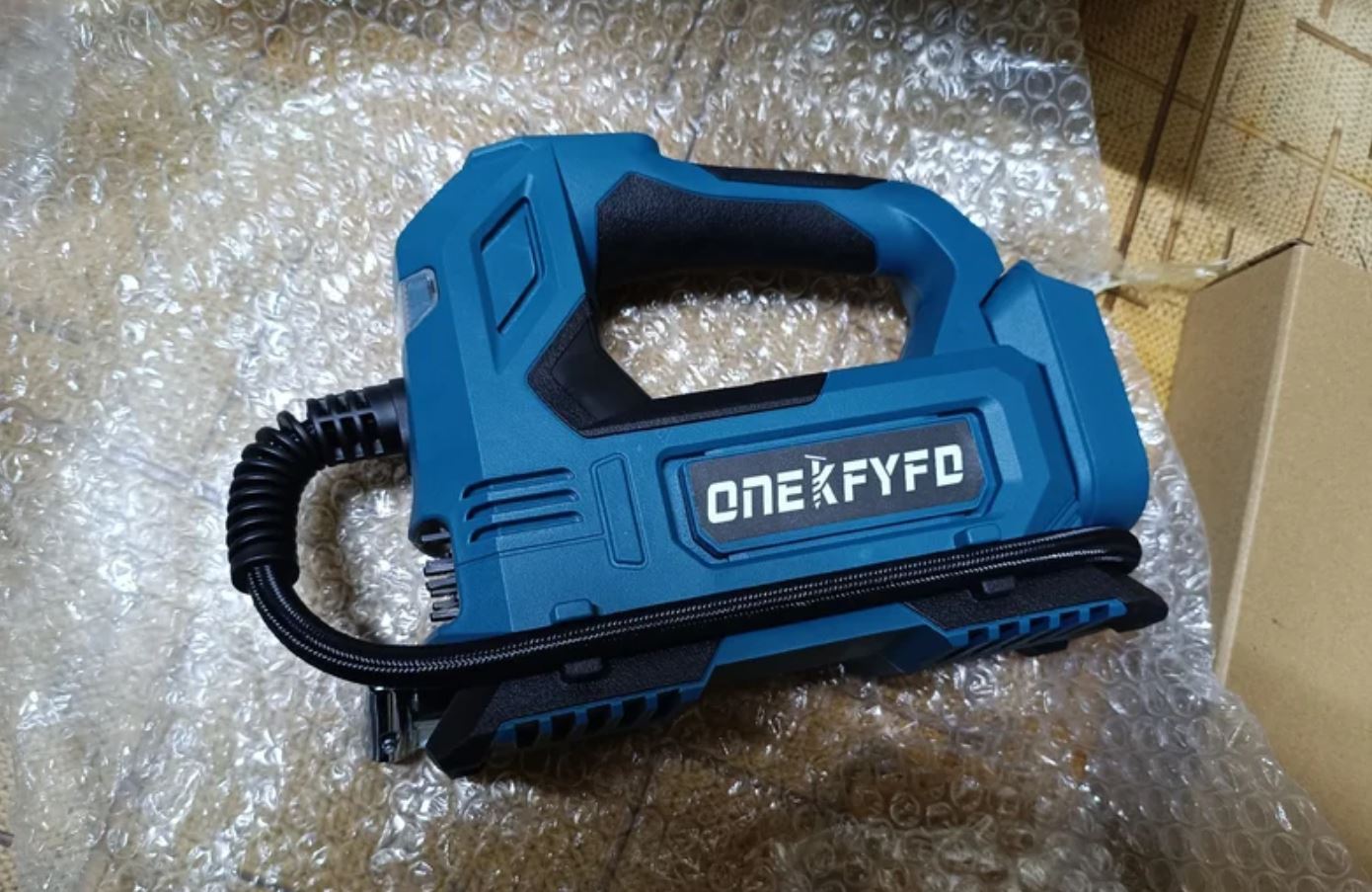 Автомобильный электрический насос. Электронасос в хозяйстве будет полезен всегда, особенно, когда он беспроводной. Фото.