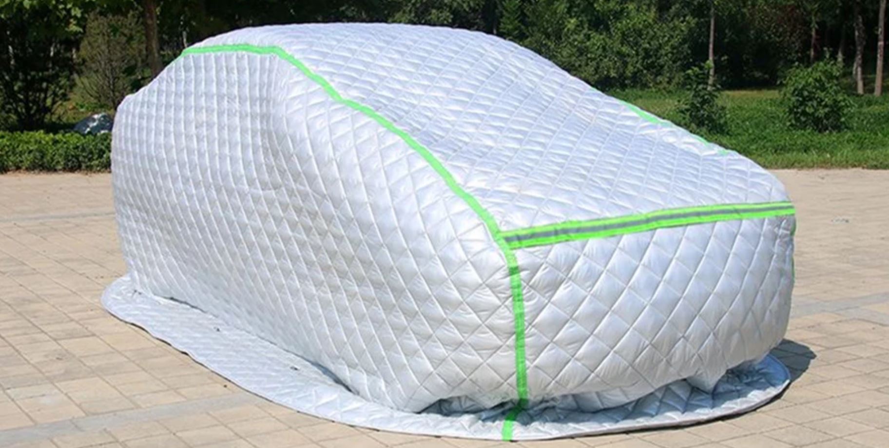 Всесезонный автомобильный чехол. Автомобильный чехол не боится плохой погоды и бережет покрытие. Фото.