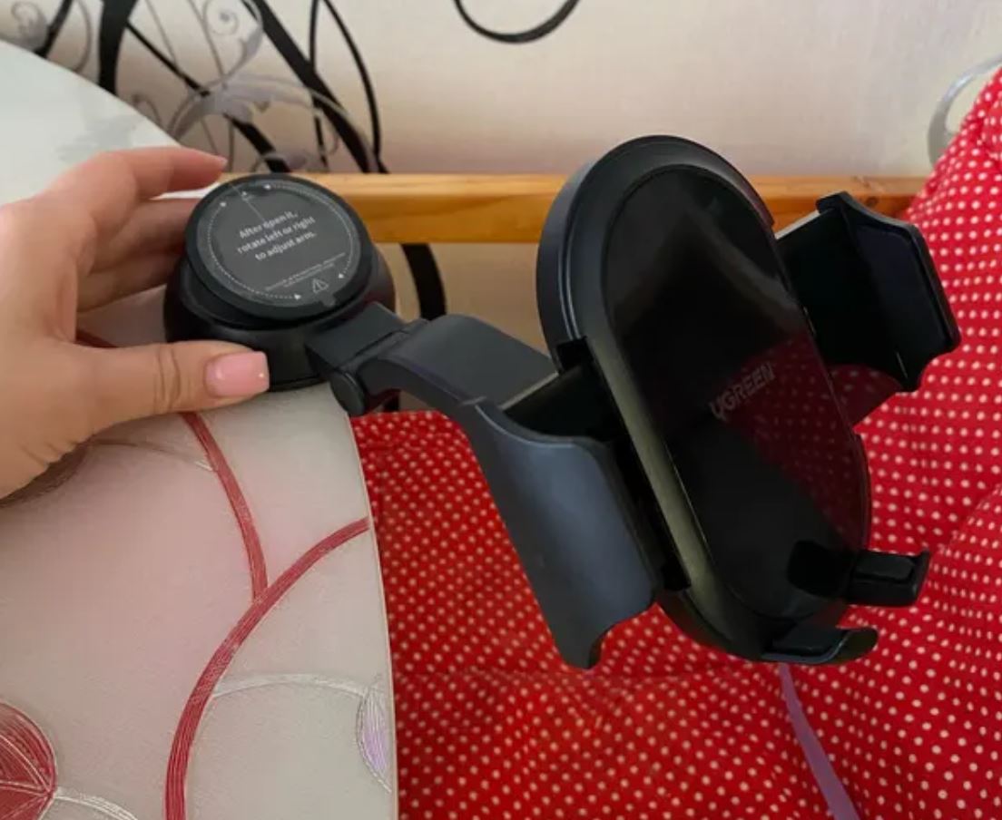 Надежный держатель для смартфона в машину. Поворотный кронштейн обеспечит видимость карт без отрыва от вождения. Фото.