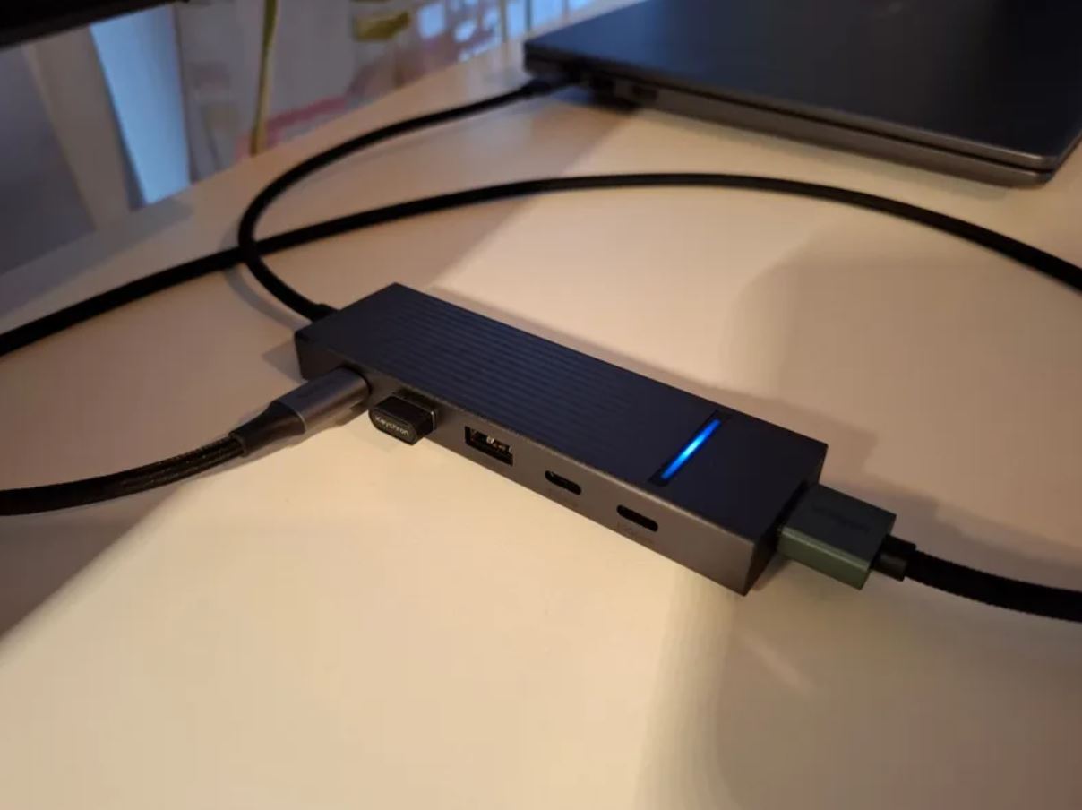 USB-хаб 12-в-1 для компьютера. USB-хаб поддерживает не только подключение для передачи данных, но и для зарядки устройств. Фото.