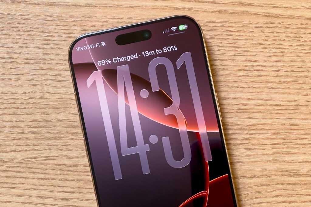 Apple готовит к выходу iOS 26.2.1. Почему не iOS 26.3 и что нового появится в свежем обновлении ОС для iPhone. У владельцев iPhone все еще есть претензии к скорости и стабильности iOS 26. Изображение: macworld.com. Фото.