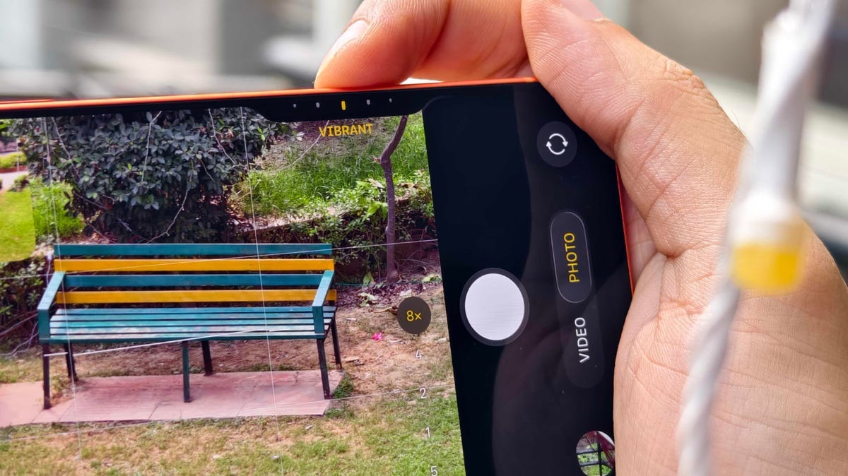 Кнопка камеры на айфоне. Одна из самых спорных вещей в новом смартфоне. Изображение: cnet.com. Фото.