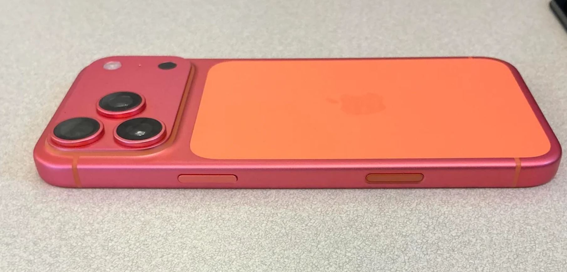 Может ли оранжевый iPhone 17 Pro стать розовым. Большой эксперимент с алюминиевым корпусом смартфона Apple. Добиться вот такого эффекта обычной бытовой химией не получилось. Изображение: reddit. Фото.