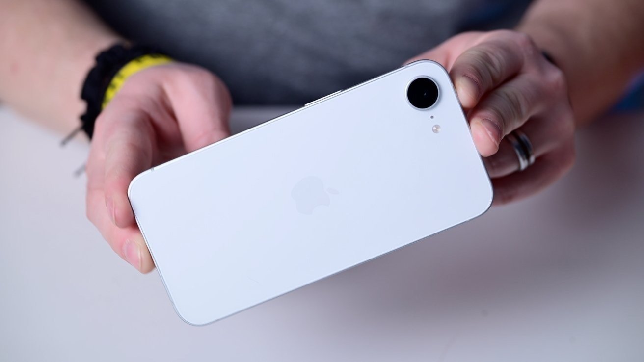 Apple окончательно определилась с дизайном iPhone 17e. Чем новый дешевый айфон будет отличаться от iPhone 16e. А вот задняя панель iPhone 17e изменений не претерпит. Изображение: appleinsider.com. Apple окончательно определилась с дизайном iPhone 17e. Чем новый дешевый айфон будет отличаться от iPhone 16e. А вот задняя панель iPhone 17e изменений не претерпит. Изображение: appleinsider.com. Фото.