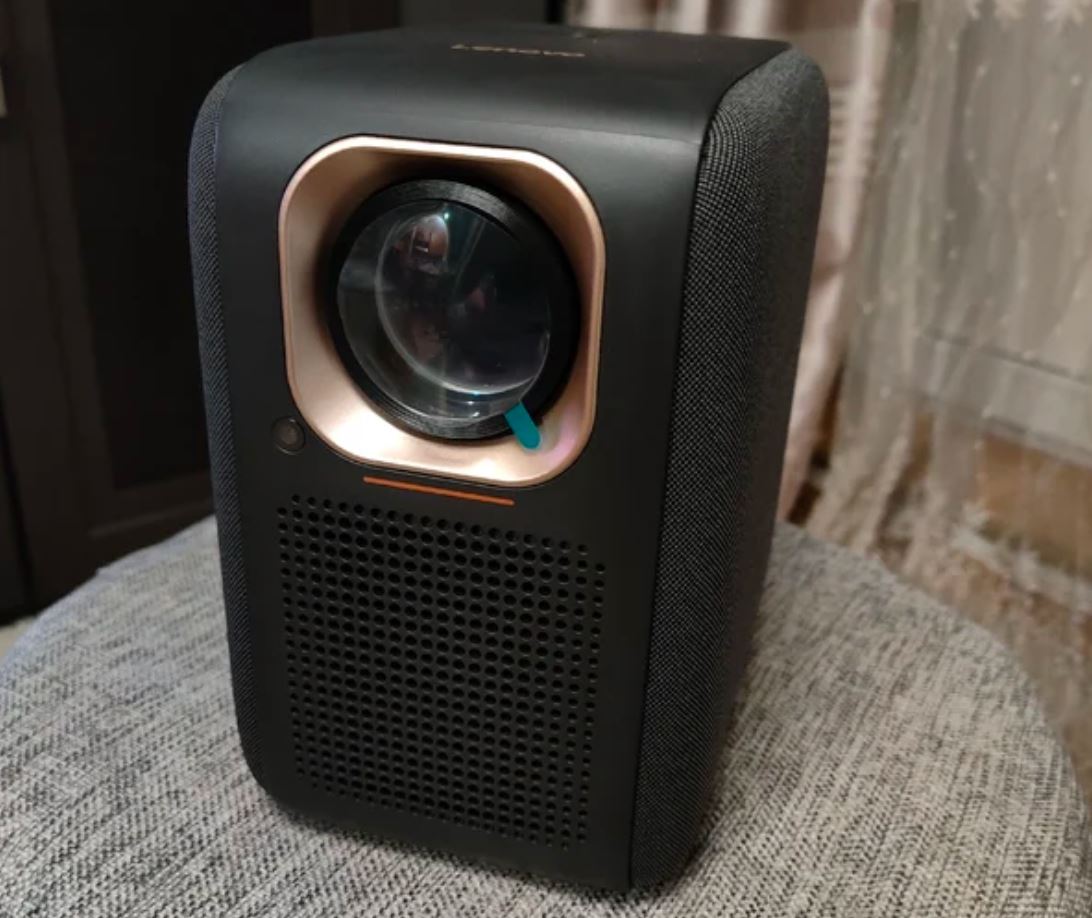 Хороший проектор на Android TV. С проектором Lenovo вам не нужен телевизор Смарт ТВ. Фото.