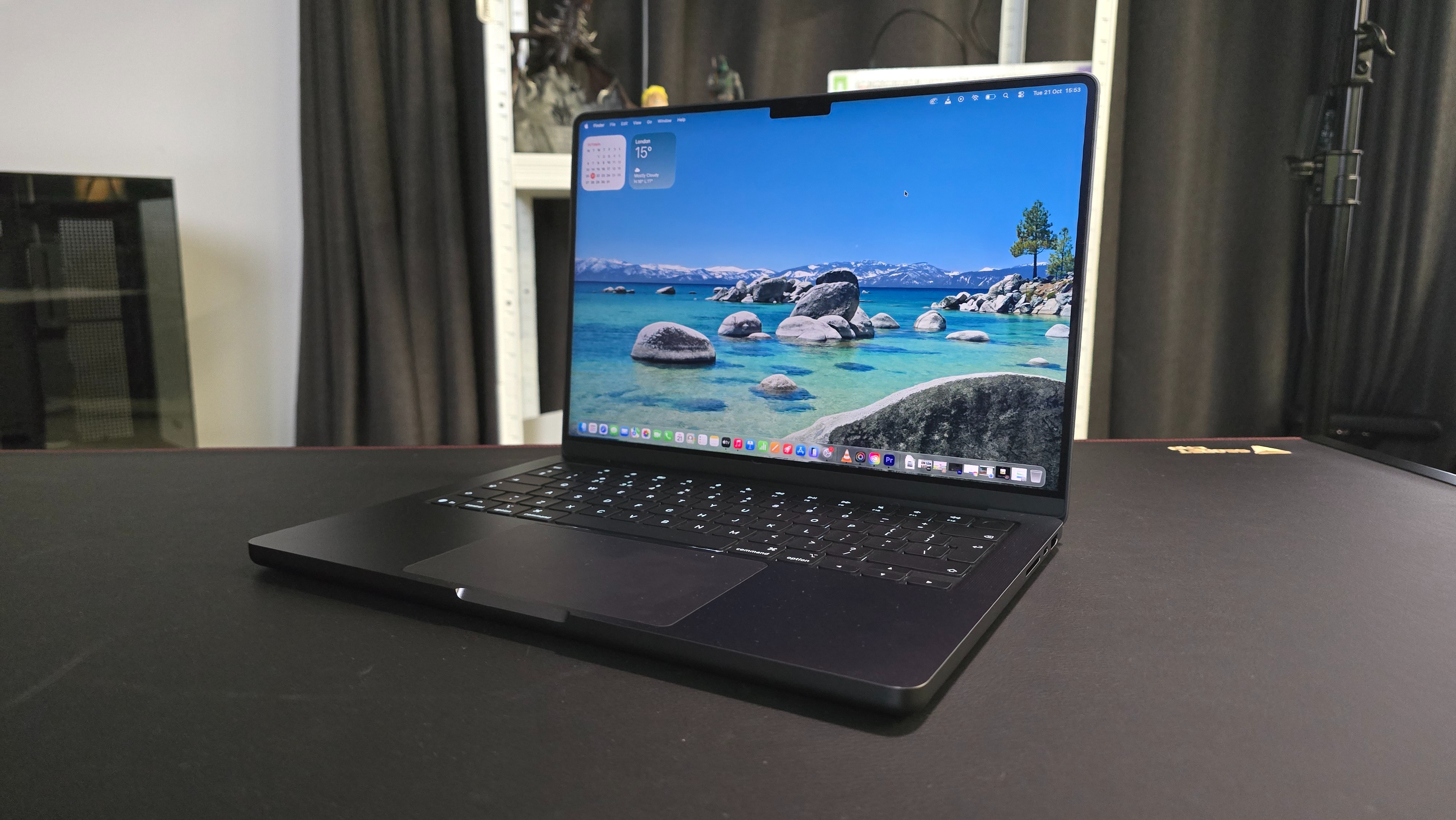 Apple M5 Max против RTX 4070: сможет ли будущий MacBook Pro заменить игровой ноутбук на Windows. Новые MacBook Pro станут реально мощными девайсами. Изображение: techradar.com. Фото.