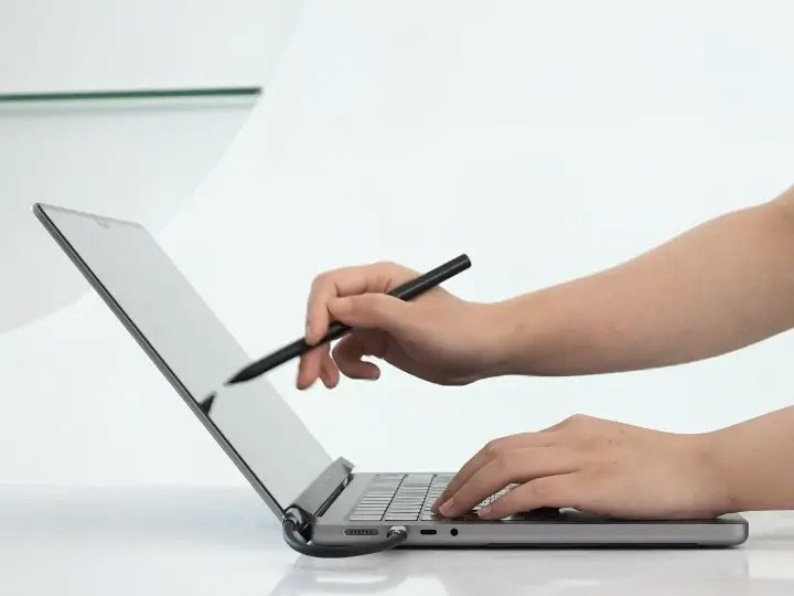 Как сделать экран любого MacBook сенсорным. А еще этот гаджет отлично спасает дисплей макбука от пыли и царапин. Фото.