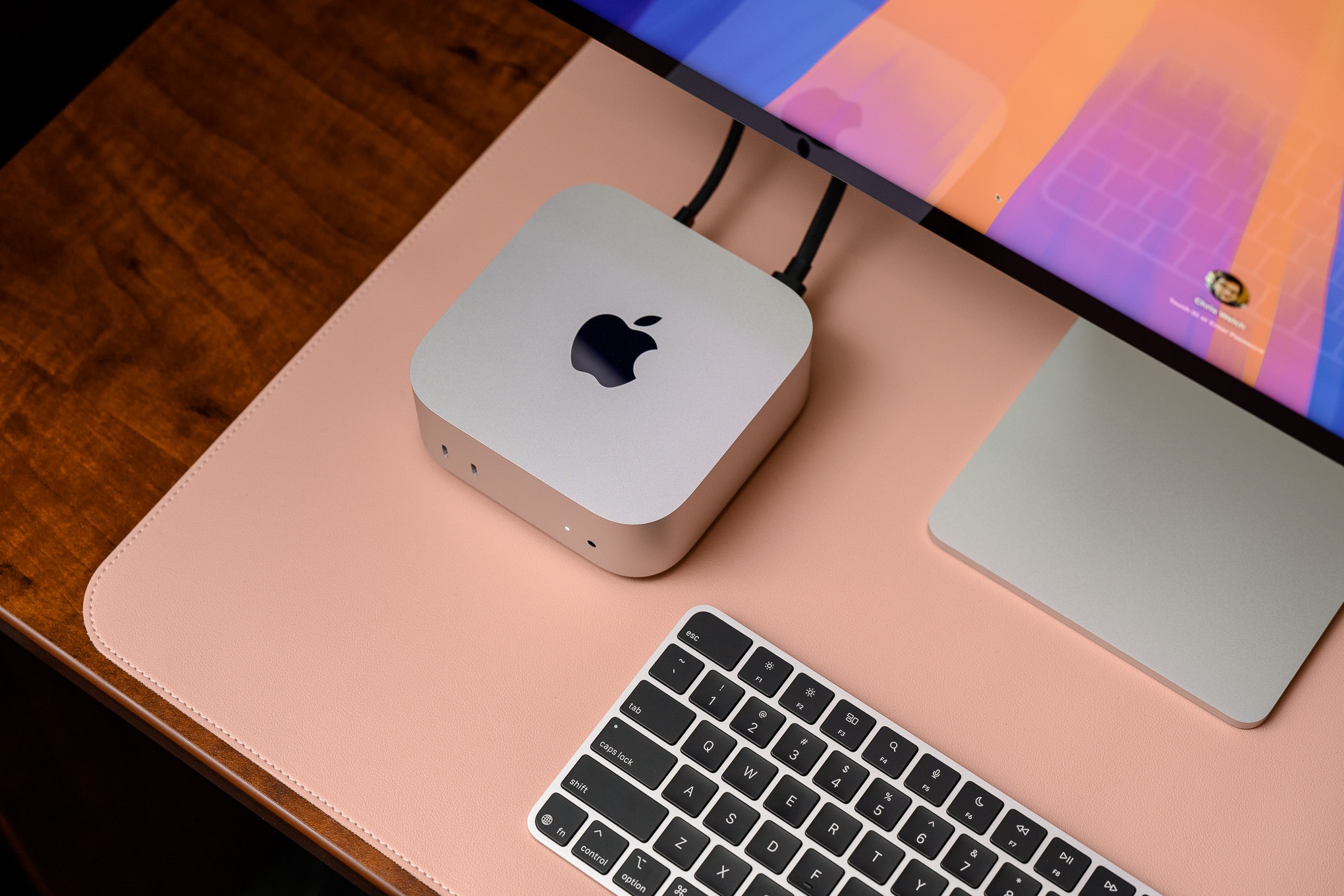 Какой стационарный компьютер выбрать. Новые Mac mini компактные и почти не занимают места на столе. Изображение: theverge.com. Фото.