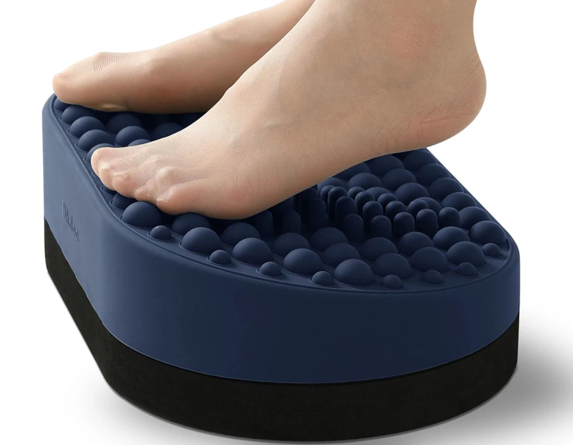 Приятная подставка для ног. Подставка для ног снимает боли и просто расслабляет. Фото.