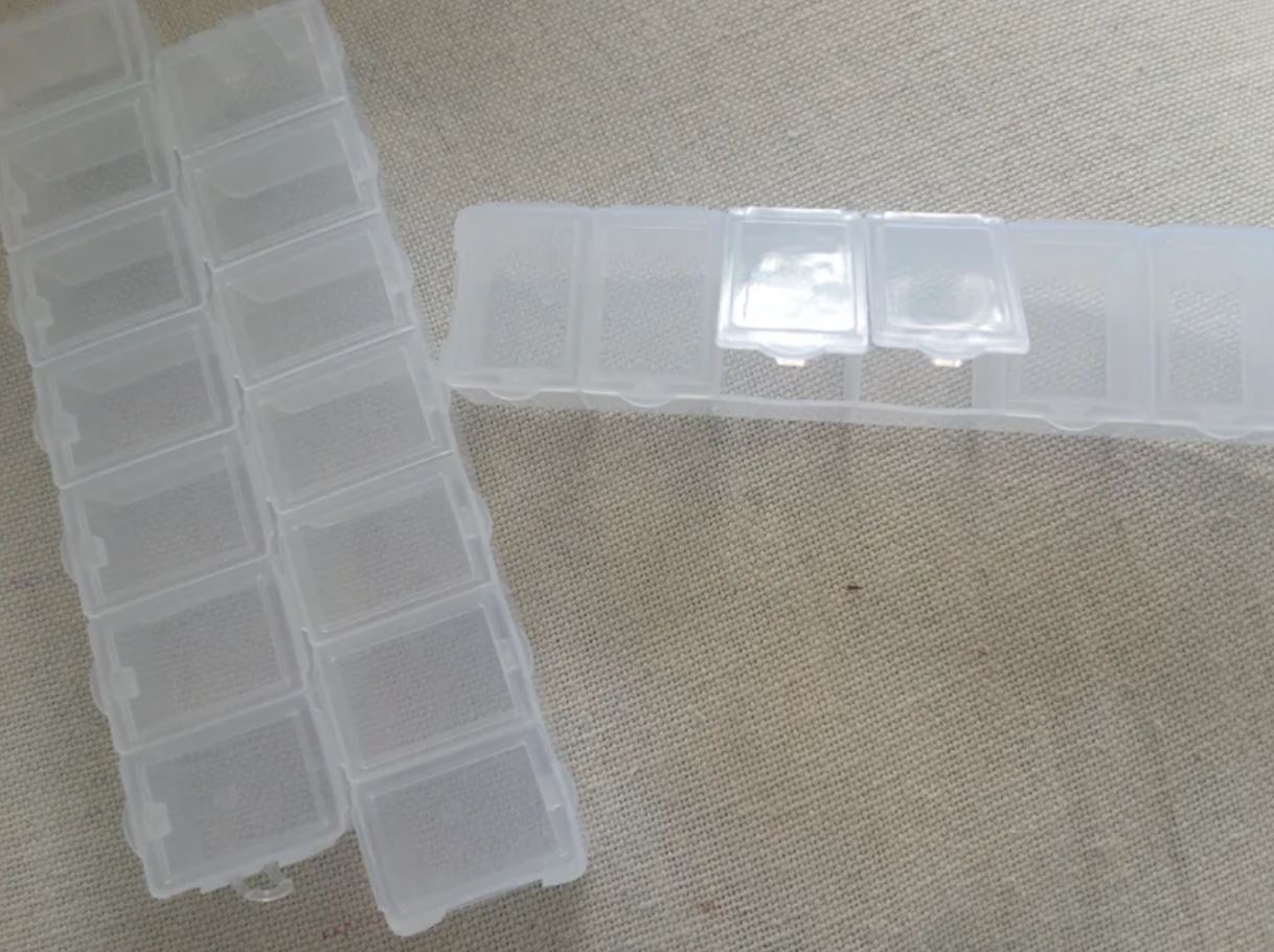 Пластиковый органайзер для мелочей. Мультибокс подойдет даже для хранения лекарств или семян! Фото.