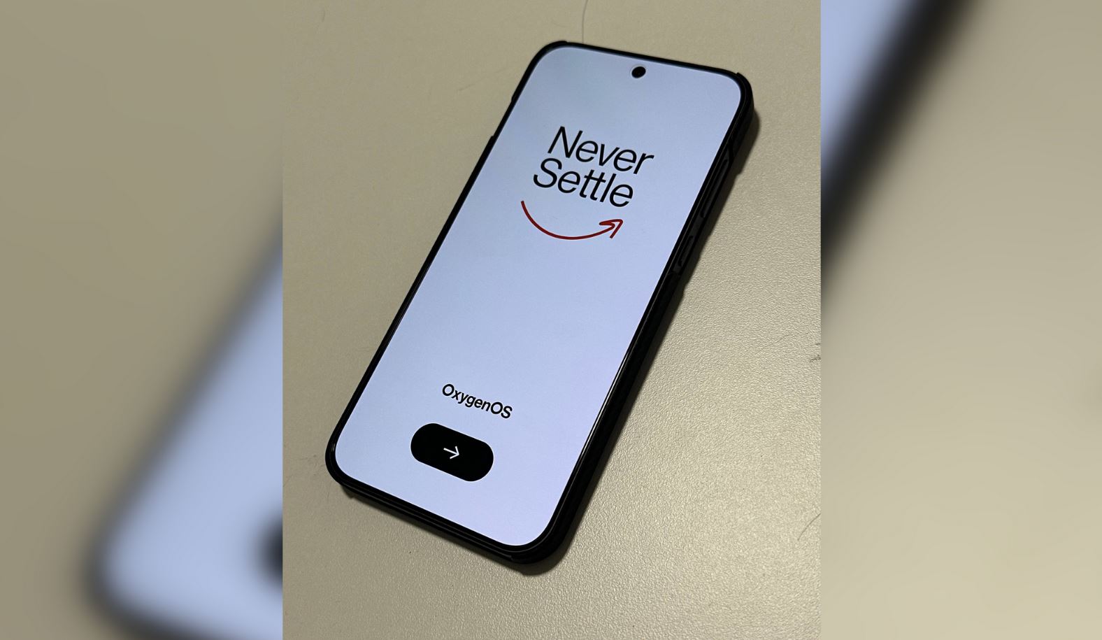 Смартфон с мощным процессором. OnePlus 15 оснащен новейшим Snapdragon, поэтому смартфон по праву находится в разных рейтингах производительности. Фото.