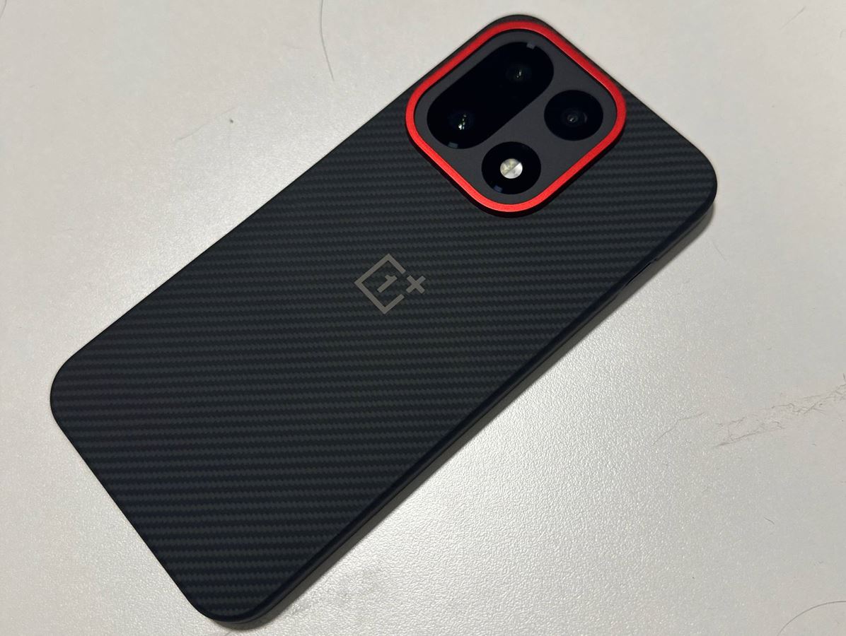 OnePlus 15 или iPhone 15 — какой смартфон красивее. OnePlus выпускает оригинальные чехлы под карбон, в которых смартфон выглядит идеально. Фото.