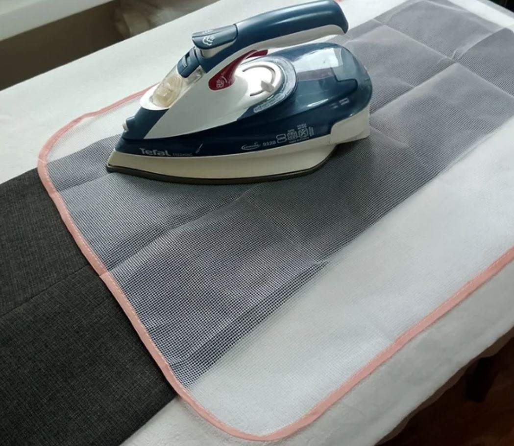 Накладка для гладильной доски. Можно гладить вещи, не переживая за их сохранность. Фото.