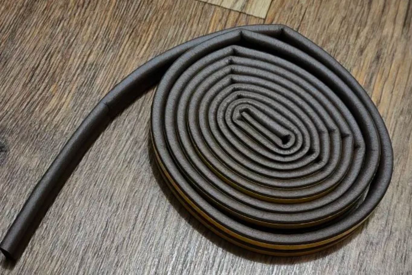 Уплотнитель для двери. Уплотнитель защитит от запахов с кухни и, конечно же, сквозняков. Фото.