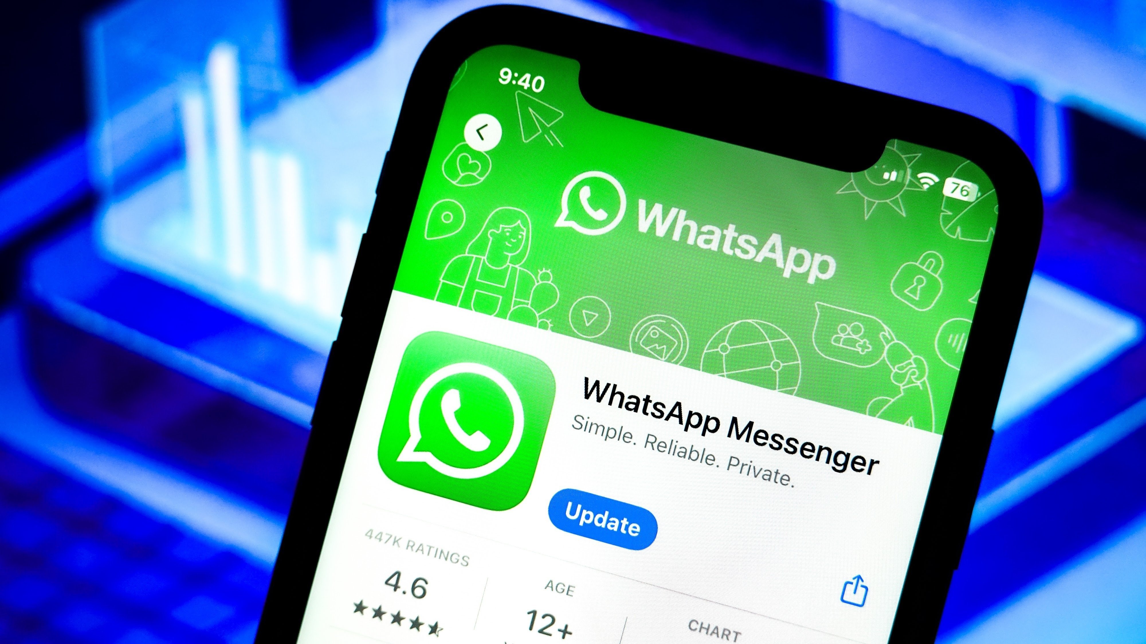WhatsApp* на iPhone научился подсказывать стикеры по эмодзи. Вот зачем это нужно