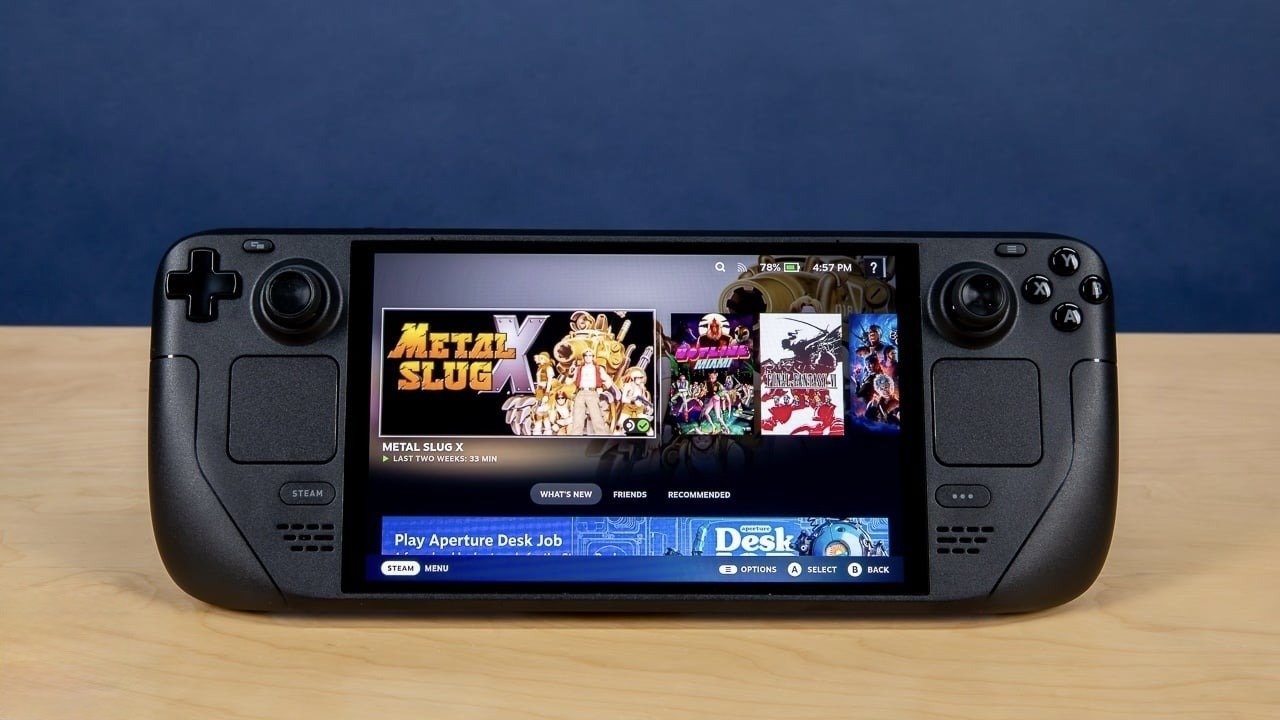 Игровая приставка Steam Deck OLED. Любой мужчина будет рад игровой приставке. Изображение: pcmag.com. Фото.