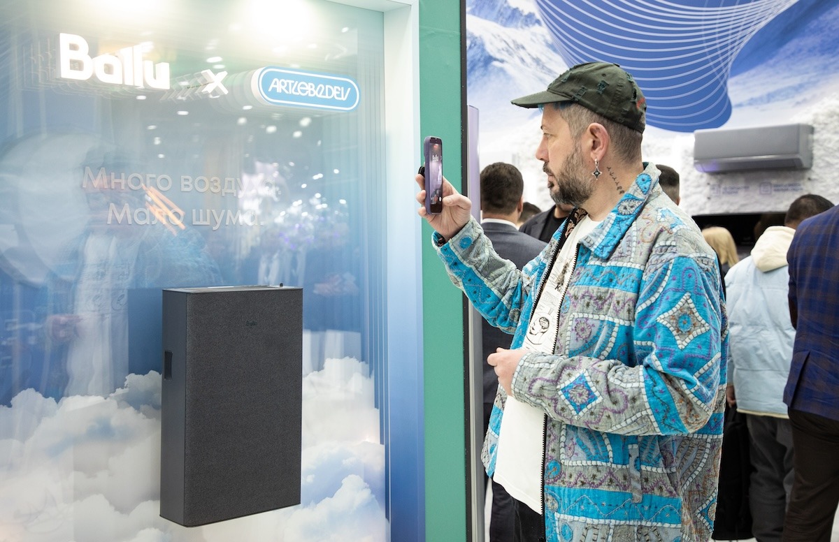 Системы вентиляции и очистки воздуха для дома. Автор дизайна сам пришел посмотреть на свой продукт. Изображение: Русклимат. Системы вентиляции и очистки воздуха для дома. Автор дизайна сам пришел посмотреть на свой продукт. Изображение: Русклимат. Фото.