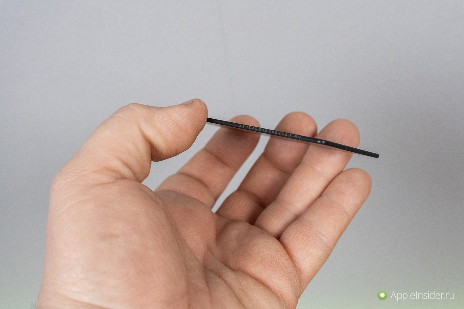 Как работает аналог AirTag. С такой толщиной метку можно носить хоть в кошельке, хоть в кардхолдере, хоть повесить на рюкзак. Фото.