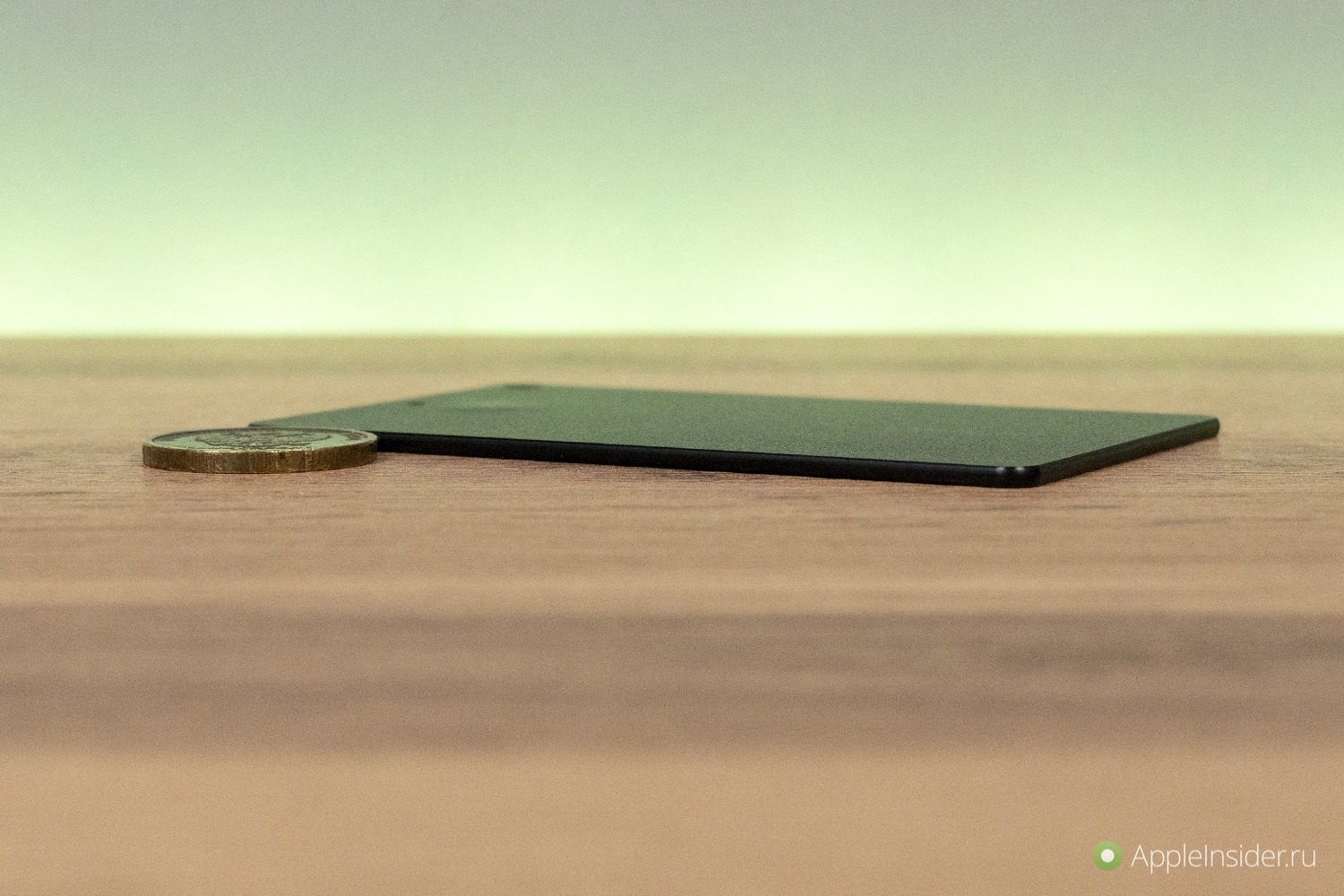 Что такое UGREEN Smart Finder. А карточка тоньше монеты и всего в два раза толще банковской карты.. Фото.