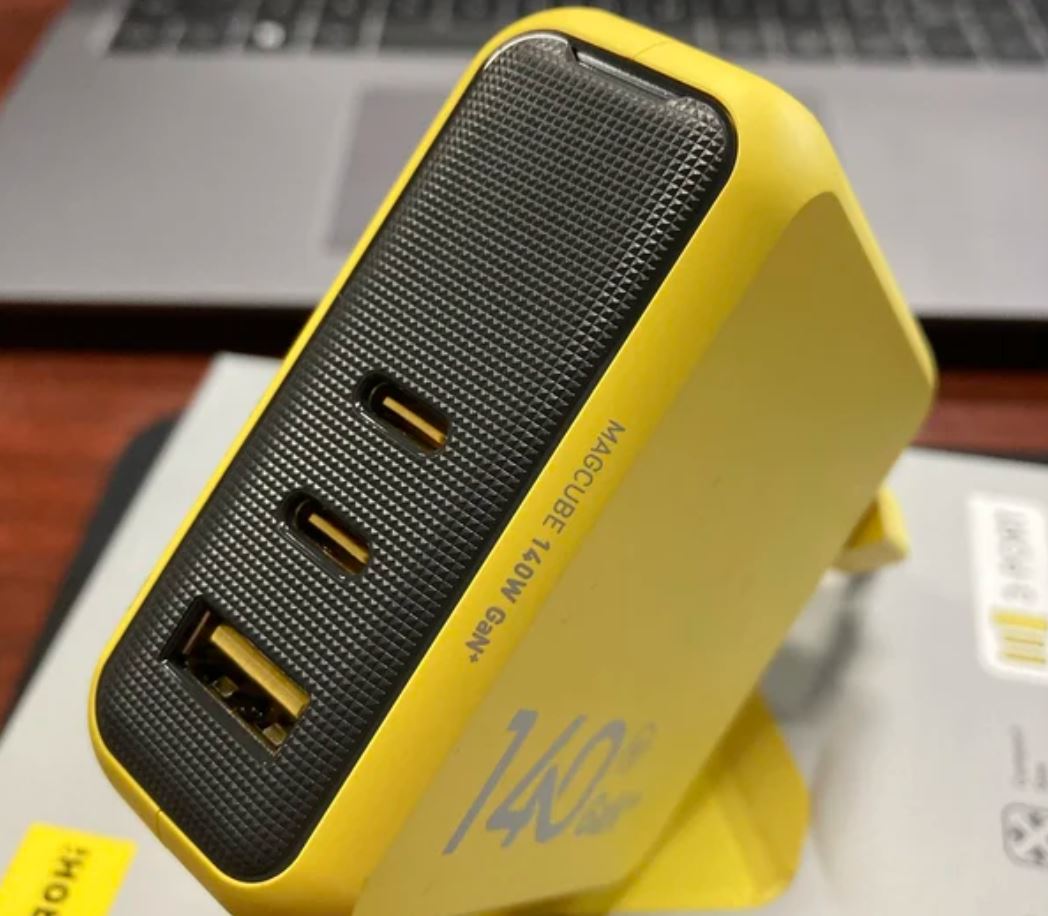 Мощное зарядное устройство для телефона. Зарядка на 140 Вт заменяет несколько адаптеров и экономит ваши деньги. Мощное зарядное устройство для телефона. Зарядка на 140 Вт заменяет несколько адаптеров и экономит ваши деньги. Фото.