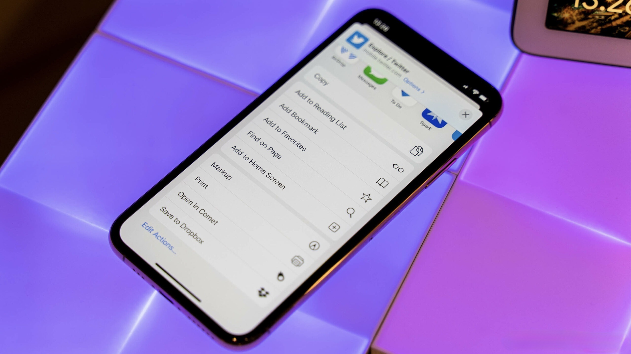 Веб-приложения на айфоне. Веб-приложения неожиданно стали популярными даже в корпоративной среде. Изображение: mobilesyrup.com. Фото.