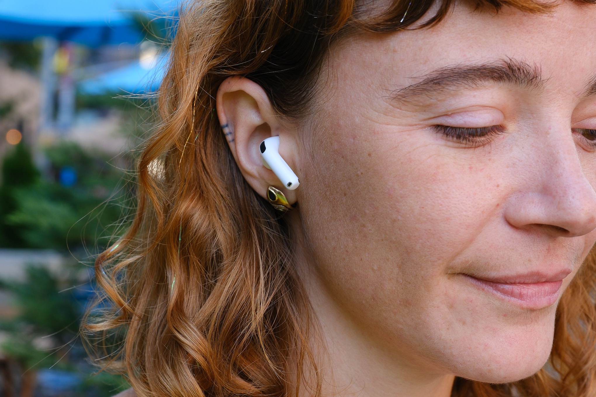 Как правильно использовать AirPods и другие беспроводные наушники, чтобы не испортить слух. Использовать любые наушники надо с умом. Изображение: theverge.com. Фото.