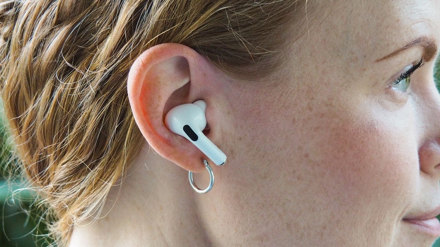 Как правильно использовать AirPods и другие беспроводные наушники, чтобы не испортить слух. Особенно опасны затычки, поэтому важно соблюдать правила. Изображение: tomsguide.com. Фото.