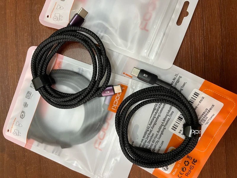 Провод для зарядки. Кабель защищен тканевой оплеткой. Провод для зарядки. Кабель защищен тканевой оплеткой. Фото.